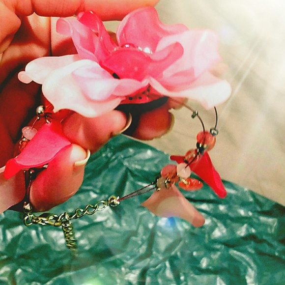 NWT Flower & Petals Adjustable Bracelet - Picture 3 of 4